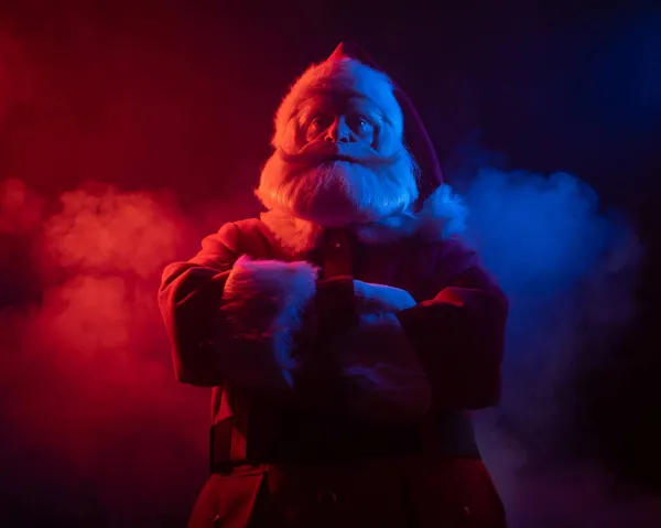 Święty Mikołaj w niebieskim czerwonym dymie. Przyjęcie na Boże Narodzenie. — Zdjęcie stockowe