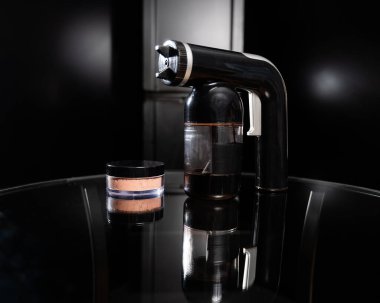 Anlık bronzlaşma ekipmanlarının yakın çekimi. Siyah arka planda deri boya ve vücut pudrası spreyleme.