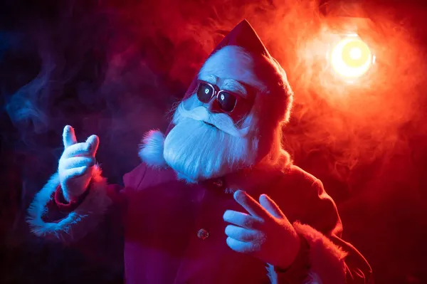Kerstman in zonnebril in rood-blauwe rook. Feest voor Kerstmis. — Stockfoto