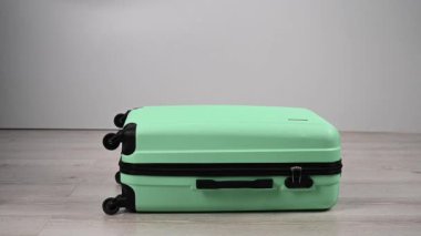 Bavul tesadüfen başka bir bavula atılır. Bagaj taşımacılığı.