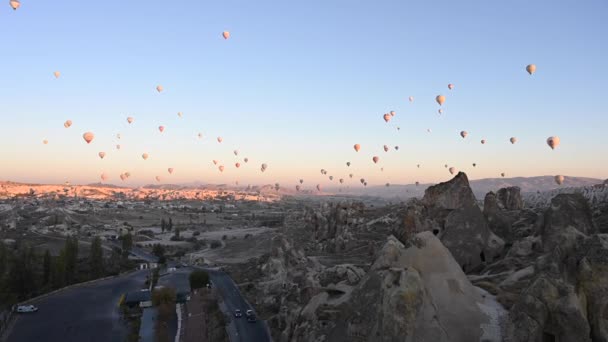 Balloons fly over Cappadocia at sunrise. — Stock Video