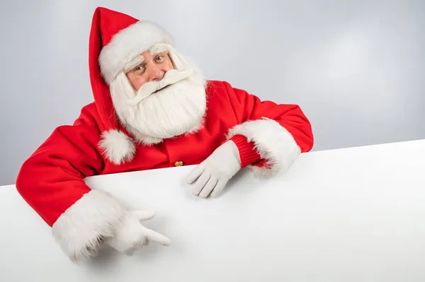 Άγιος Βασίλης δείχνει λευκό αντίγραφο χώρο. Διαφήμιση. Καλά Χριστούγεννα.. — Φωτογραφία Αρχείου