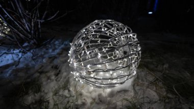Karda top şeklinde Noel ışıkları..