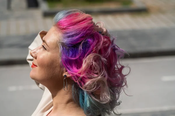 Retrato de cerca de una mujer caucásica rizada con cabello multicolor. Modelo para peinados —  Fotos de Stock