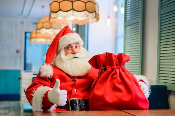 Amistoso Santa Claus en un café. — Foto de Stock