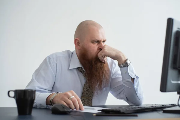 Problem för kontorsarbetaren. En skallig man i vit skjorta sitter vid ett skrivbord med en dator och är stressad på grund av fel. Nervsammanbrott. — Stockfoto