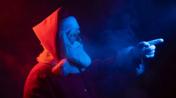 Babbo Natale in luce al neon su sfondo nero. Festa di Natale. — Foto Stock