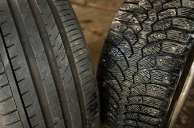 Kış çivili ve yaz arabası lastikleri. Mevsime göre tekerlek değişimi