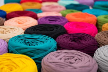 Çok renkli pamuklu kumaşlara yakın çekim. El yapımı için dükkan çeşidi