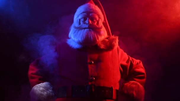 Papai Noel em fumo vermelho azul. Feliz Natal!. — Vídeo de Stock