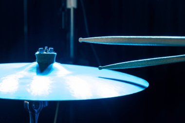 Çan davulunun bagetlerini yakın plan çek.