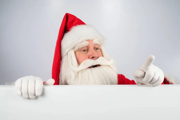 Ο Άγιος Βασίλης δείχνει ένα κενό λευκό χώρο. Διαφημιστική προσφορά για τα Χριστούγεννα. — Φωτογραφία Αρχείου