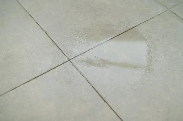 Voda kape na dlážděnou podlahu. — Stock fotografie