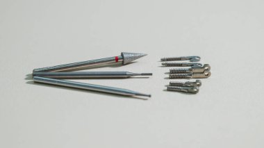 Beyaz masada gözlük tamir araçları.