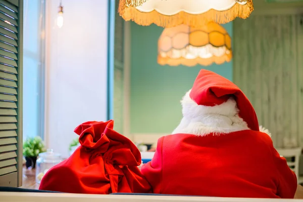 Vista trasera de Santa Claus en un café. Feliz Navidad.. — Foto de Stock