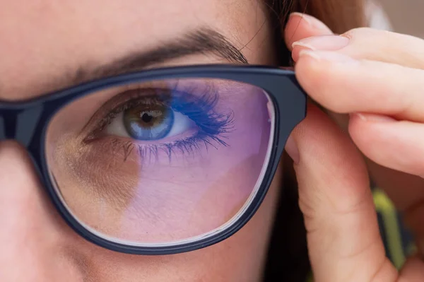 Zbliżenie oka kobiety w okularach. — Zdjęcie stockowe