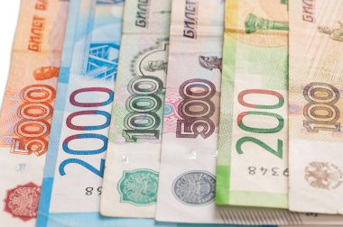 Banknotlara yakın çekim. Beş bin, beş yüz, on bin, kurşun ve yüz ruble..