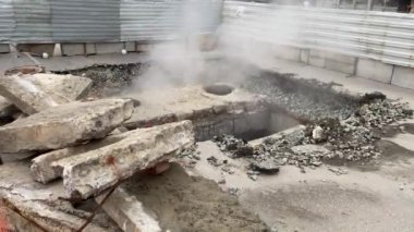 Isıtma sisteminin tamiri. Buharın aktığı yeraltı borusu hasar görmüş.