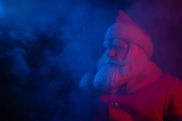 Babbo Natale in blu fumo rosso. Festa per Natale. — Foto Stock