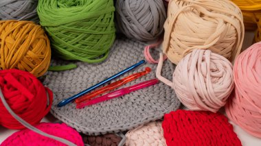 Pamuk ipliği beyaz masada örgü deseni.