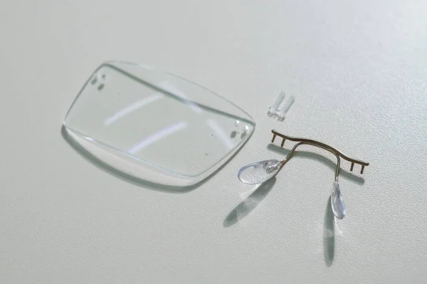 Stłuczona rama okularów na białym tle. — Zdjęcie stockowe