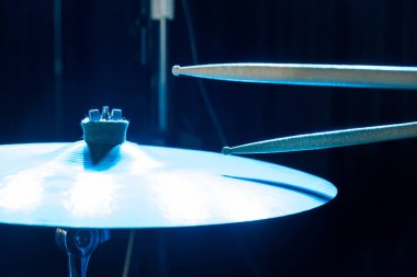 Çan davulunun bagetlerini yakın plan çek.