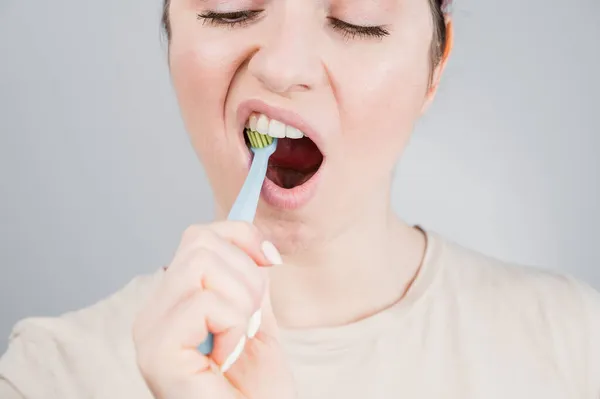 Beyaz kadının dişlerini fırçalarkenki yakın plan portresi. Kız sabah ağız temizliği prosedürünü uyguluyor. — Stok fotoğraf