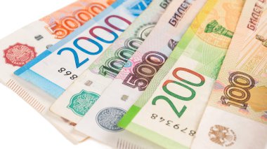 Banknotlara yakın çekim. Beş bin, beş yüz, on bin, kurşun ve yüz ruble..