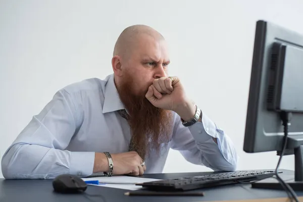 Problem för kontorsarbetaren. En skallig man i vit skjorta sitter vid ett skrivbord med en dator och är stressad på grund av fel. Nervsammanbrott. — Stockfoto