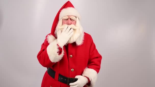 Sleepy santa claus yawns on white background. — Stock Video