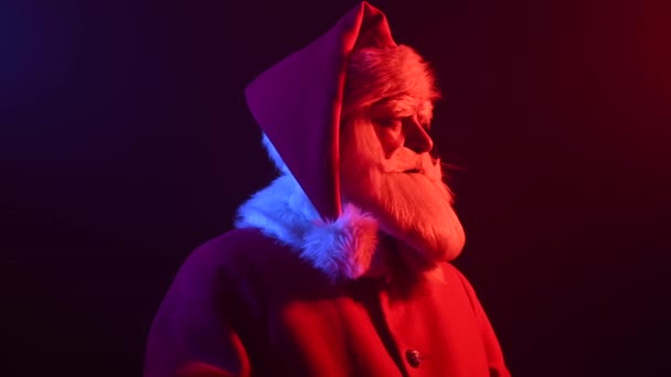 Retrato de Papai Noel em luz de néon sobre um fundo preto. Festa de Natal. — Vídeo de Stock