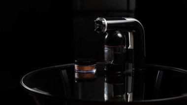 Anlık bronzlaşma ekipmanlarının yakın çekimi. Siyah arka planda deri boya ve vücut pudrası spreyleme.