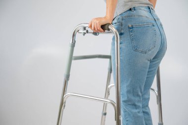 Beyaz bir arka planda yürüyen bir kadın var.