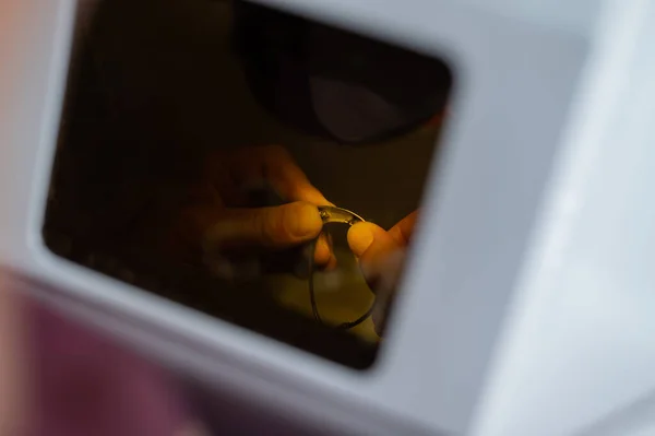 El técnico suelda el marco metálico de las gafas. —  Fotos de Stock