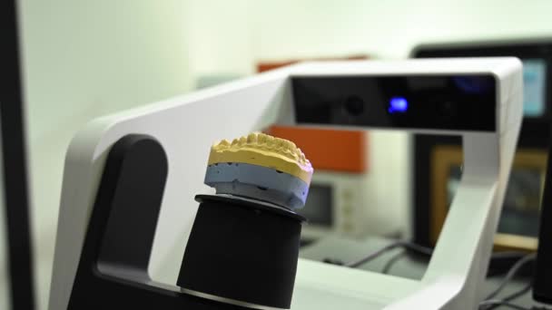 3D scanner of the jaw model. Modern high-tech dentist equipment. — Stock Video