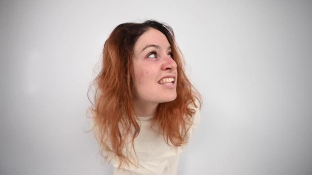 Close-up retrato de mulher louca em camisa de força no fundo branco. — Vídeo de Stock