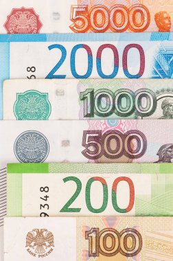 Banknotlara yakın çekim. Beş bin, beş yüz, on bin, kurşun ve yüz ruble..
