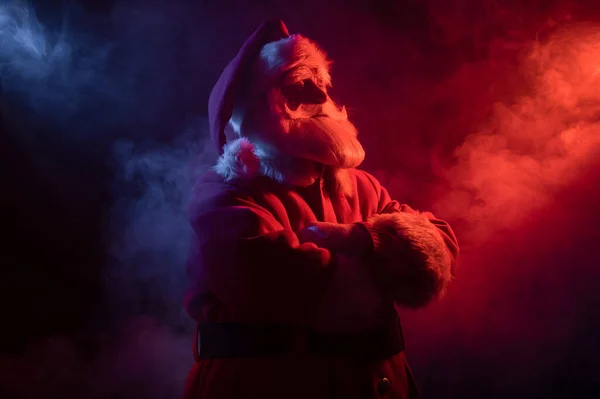 Kerstman in blauwe rode rook. Feest voor Kerstmis. — Stockfoto