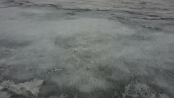 一个无人驾驶飞机在冰冻的河流上拍摄的视频. — 图库视频影像