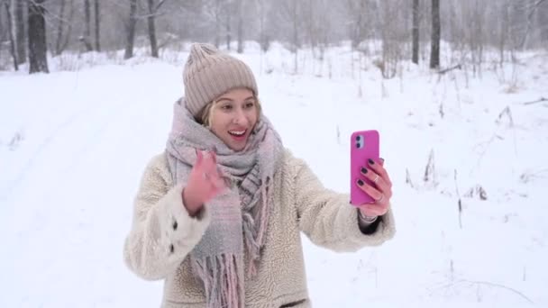 Junge kaukasische Frau spricht taub Russisch über Video-Kommunikation auf dem Smartphone im Freien im Winter. — Stockvideo