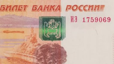 Beş bin ruble 'lik banknota yakın plan. Hareket videosunu durdur.