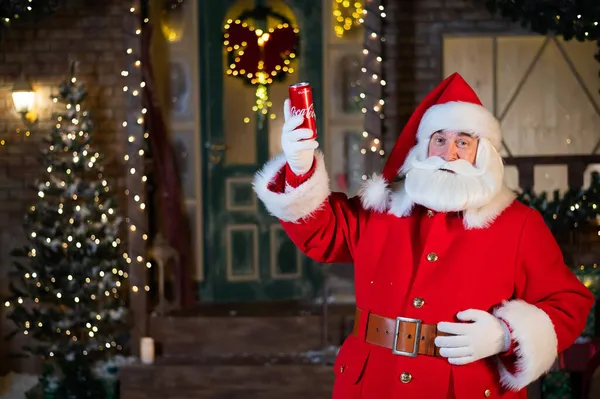 6.11.2020 Rusko, Novosibirsk: Santa Claus drží v rukou plechovku Coca Coly. Reklama na kávu a cukrový nápoj na Vánoce — Stock fotografie