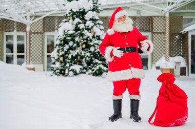 Noel Baba dışarıda mutlu Noeller diliyor.