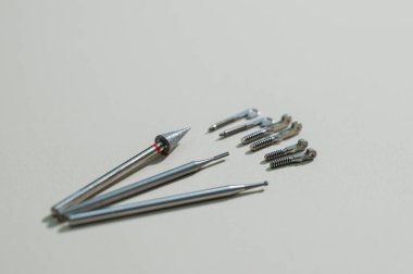 Beyaz masada gözlük tamir araçları.