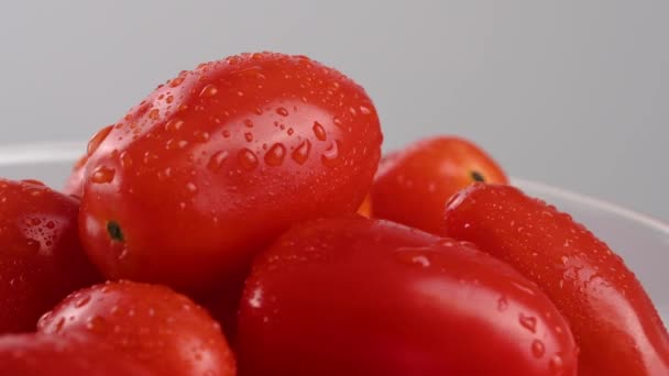 Close-up de tomate cereja girando. — Vídeo de Stock