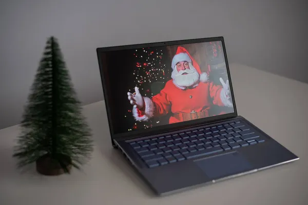 Père Noël souhaite Joyeux Noël par appel vidéo sur un ordinateur portable. Communication à distance — Photo