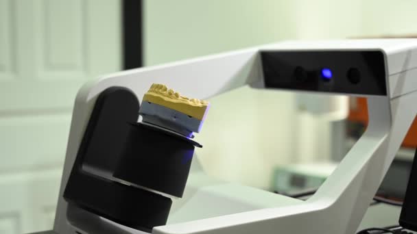 3D-scanner för käkmodellen. Modern högteknologisk tandläkarutrustning. — Stockvideo