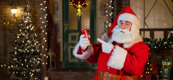 6.11.2020 Russia, Novosibirsk: Ο Άγιος Βασίλης κρατά στα χέρια του ένα κουτάκι Coca Cola. Διαφήμιση καφέ και ροφήματος ζάχαρης για τα Χριστούγεννα — Φωτογραφία Αρχείου