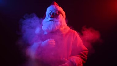 Sauna neon ışıklarındaki Noel Baba. Noel partisi.