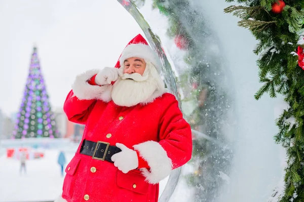 Santa Claus en el centro de la ciudad. Feliz Navidad.. — Foto de Stock